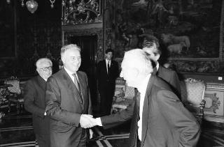 Giuseppe Zamberletti, con una delegazione dell'Associazione industriali della Provincia di Varese