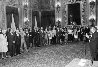 Il Presidente della Repubblica Francesco Cossiga incontra l'on. Giulio Andreotti, presidente del Consiglio dei ministri, con la Commissione per il conferimento dei Premi &quot;Penna d'oro&quot; e &quot;Libro d'oro&quot; ed i vincitori delle edizioni 1988 e 1989
