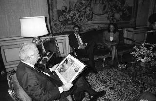 Incontro del Presidente della Repubblica Francesco Cossiga con Ferruccio Silvera e Maria Pia Lamanna, giornalisti della rivista &quot;Fortune International&quot;, per consegnare la copia speciale della rivista di luglio 1990