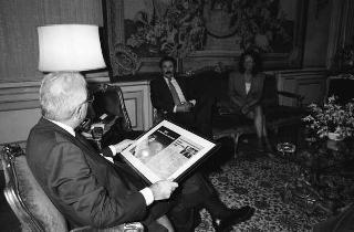Incontro del Presidente della Repubblica Francesco Cossiga con Ferruccio Silvera e Maria Pia Lamanna, giornalisti della rivista &quot;Fortune International&quot;, per consegnare la copia speciale della rivista di luglio 1990