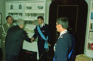 Il Presidente della Repubblica Francesco Cossiga riceve la visita di congedo del Tenente Colonnello Italo Fiamingo, comandante del Gruppo Squadroni carabinieri guardie del Presidente della Repubblica