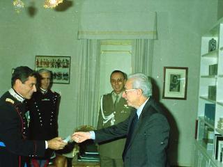 Il Presidente della Repubblica Francesco Cossiga riceve la visita di congedo del Tenente Colonnello Italo Fiamingo, comandante del Gruppo Squadroni carabinieri guardie del Presidente della Repubblica