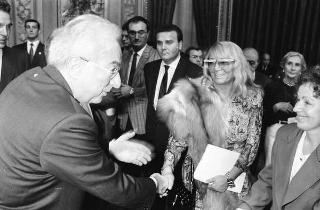 Incontro del Presidente della Repubblica Francesco Cossiga con Ferdinando Facchiano, ministro per i Beni culturali e ambientali, con i vincitori dei Premi nazionali per la &quot;Traduzione&quot;  1989