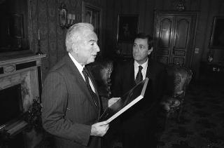 Il Presidente della Repubblica Francesco Cossiga riceve in udienza Romano Merlo, sindaco di Genova, con il Maestro Raimondo Sirotti, autore di un dipinto raffigurante Giuseppe Mazzini, per fare omaggio dell'opera