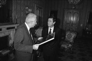 Il Presidente della Repubblica Francesco Cossiga riceve in udienza Romano Merlo, sindaco di Genova, con il Maestro Raimondo Sirotti, autore di un dipinto raffigurante Giuseppe Mazzini, per fare omaggio dell'opera