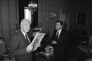 Il Presidente della Repubblica Francesco Cossiga riceve in udienza Romano Merlo, sindaco di Genova, con il Maestro Raimondo Sirotti, autore di un dipinto raffigurante Giuseppe Mazzini, per fare omaggio dell'opera