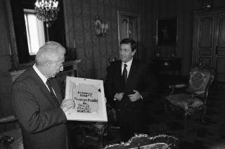 Il Presidente della Repubblica Francesco Cossiga riceve in udienza Romano Merlo, sindaco di Genova, con il Maestro Raimondo Sirotti, autore di un dipinto raffigurante Giuseppe Mazzini, per fare omaggio dell'opera