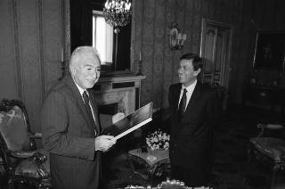 Il Presidente della Repubblica Francesco Cossiga riceve in udienza Romano Merlo, sindaco di Genova, con il Maestro Raimondo Sirotti, autore di un dipinto raffigurante Giuseppe Mazzini, per fare omaggio dell'opera