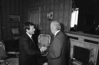 Il Presidente della Repubblica Francesco Cossiga riceve in udienza Romano Merlo, sindaco di Genova, con il Maestro Raimondo Sirotti, autore di un dipinto raffigurante Giuseppe Mazzini, per fare omaggio dell'opera