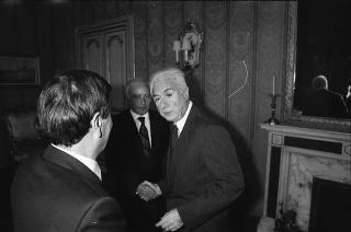 Il Presidente della Repubblica Francesco Cossiga riceve in udienza Romano Merlo, sindaco di Genova, con il Maestro Raimondo Sirotti, autore di un dipinto raffigurante Giuseppe Mazzini, per fare omaggio dell'opera