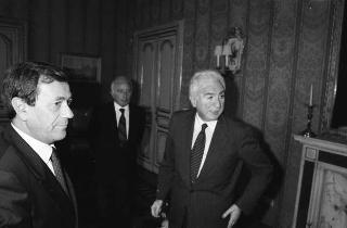 Il Presidente della Repubblica Francesco Cossiga riceve in udienza Romano Merlo, sindaco di Genova, con il Maestro Raimondo Sirotti, autore di un dipinto raffigurante Giuseppe Mazzini, per fare omaggio dell'opera