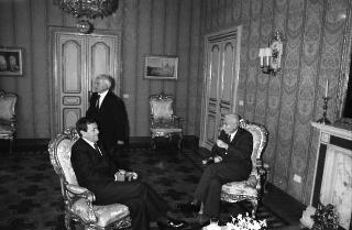 Il Presidente della Repubblica Francesco Cossiga riceve in udienza Romano Merlo, sindaco di Genova, con il Maestro Raimondo Sirotti, autore di un dipinto raffigurante Giuseppe Mazzini, per fare omaggio dell'opera