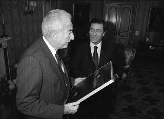 Il Presidente della Repubblica Francesco Cossiga riceve in udienza Romano Merlo, sindaco di Genova, con il Maestro Raimondo Sirotti, autore di un dipinto raffigurante Giuseppe Mazzini, per fare omaggio dell'opera