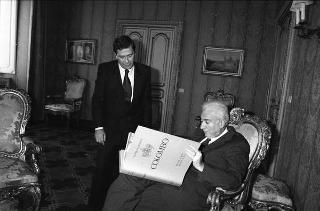 Il Presidente della Repubblica Francesco Cossiga riceve in udienza Romano Merlo, sindaco di Genova, con il Maestro Raimondo Sirotti, autore di un dipinto raffigurante Giuseppe Mazzini, per fare omaggio dell'opera