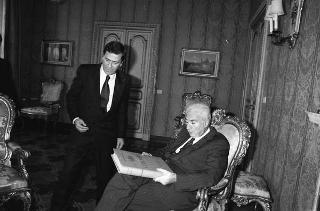 Il Presidente della Repubblica Francesco Cossiga riceve in udienza Romano Merlo, sindaco di Genova, con il Maestro Raimondo Sirotti, autore di un dipinto raffigurante Giuseppe Mazzini, per fare omaggio dell'opera