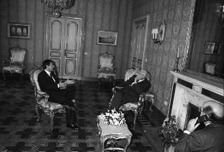 Il Presidente della Repubblica Francesco Cossiga riceve in udienza Romano Merlo, sindaco di Genova, con il Maestro Raimondo Sirotti, autore di un dipinto raffigurante Giuseppe Mazzini, per fare omaggio dell'opera