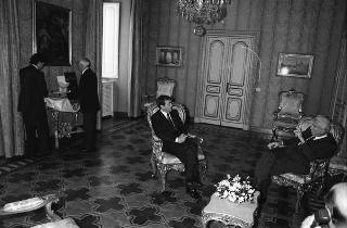 Il Presidente della Repubblica Francesco Cossiga riceve in udienza Romano Merlo, sindaco di Genova, con il Maestro Raimondo Sirotti, autore di un dipinto raffigurante Giuseppe Mazzini, per fare omaggio dell'opera