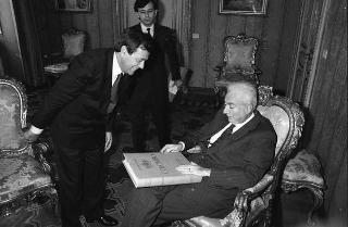 Il Presidente della Repubblica Francesco Cossiga riceve in udienza Romano Merlo, sindaco di Genova, con il Maestro Raimondo Sirotti, autore di un dipinto raffigurante Giuseppe Mazzini, per fare omaggio dell'opera