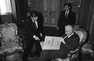 Il Presidente della Repubblica Francesco Cossiga riceve in udienza Romano Merlo, sindaco di Genova, con il Maestro Raimondo Sirotti, autore di un dipinto raffigurante Giuseppe Mazzini, per fare omaggio dell'opera