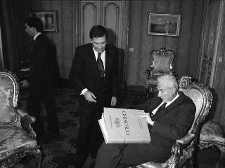 Il Presidente della Repubblica Francesco Cossiga riceve in udienza Romano Merlo, sindaco di Genova, con il Maestro Raimondo Sirotti, autore di un dipinto raffigurante Giuseppe Mazzini, per fare omaggio dell'opera