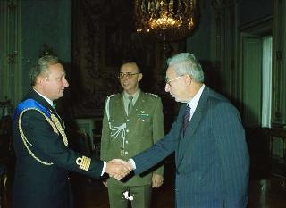 Il Presidente della Repubblica Francesco Cossiga riceve per la visita di congedo il Capitano di  Vascello Giuseppe Farneti, Consigliere militare aggiunto per la Marina
