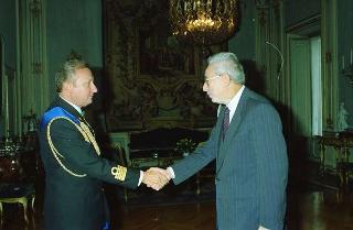 Il Presidente della Repubblica Francesco Cossiga riceve per la visita di congedo il Capitano di  Vascello Giuseppe Farneti, Consigliere militare aggiunto per la Marina