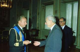 Il Presidente della Repubblica Francesco Cossiga riceve per la visita di congedo il Capitano di  Vascello Giuseppe Farneti, Consigliere militare aggiunto per la Marina