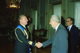 Il Presidente della Repubblica Francesco Cossiga riceve per la visita di congedo il Capitano di  Vascello Giuseppe Farneti, Consigliere militare aggiunto per la Marina