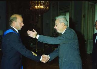 Il Presidente della Repubblica Francesco Cossiga riceve il Capitano di Vascello Alfredo Saitto, nuovo Consigliere militare aggiunto per la Marina