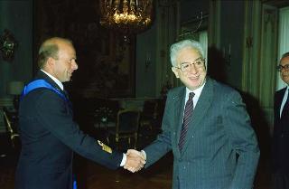 Il Presidente della Repubblica Francesco Cossiga riceve il Capitano di Vascello Alfredo Saitto, nuovo Consigliere militare aggiunto per la Marina