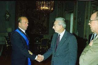 Il Presidente della Repubblica Francesco Cossiga riceve il Capitano di Vascello Alfredo Saitto, nuovo Consigliere militare aggiunto per la Marina