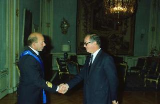 Il Presidente della Repubblica Francesco Cossiga riceve il Capitano di Vascello Alfredo Saitto, nuovo Consigliere militare aggiunto per la Marina