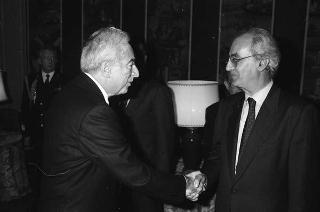 Il Presidente della Repubblica Francesco Cossiga riceve l'on.Virginio Rognoni, ministro della difesa, con Mario Tassone, presidente del Comitato di parlamentari per l'innovazione tecnologica, ed una delegazione del COPIT