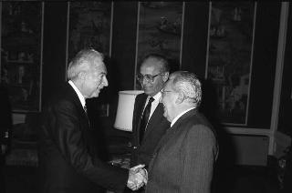 Il Presidente della Repubblica Francesco Cossiga riceve l'on.Virginio Rognoni, ministro della difesa, con Mario Tassone, presidente del Comitato di parlamentari per l'innovazione tecnologica, ed una delegazione del COPIT