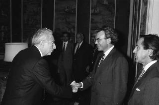 Il Presidente della Repubblica Francesco Cossiga riceve l'on.Virginio Rognoni, ministro della difesa, con Mario Tassone, presidente del Comitato di parlamentari per l'innovazione tecnologica, ed una delegazione del COPIT