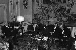 Il Presidente della Repubblica Francesco Cossiga riceve l'on.Virginio Rognoni, ministro della difesa, con Mario Tassone, presidente del Comitato di parlamentari per l'innovazione tecnologica, ed una delegazione del COPIT