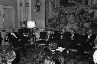 Il Presidente della Repubblica Francesco Cossiga riceve l'on.Virginio Rognoni, ministro della difesa, con Mario Tassone, presidente del Comitato di parlamentari per l'innovazione tecnologica, ed una delegazione del COPIT