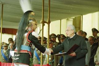 Cerimonia del cambio di denominazione del Comando carabinieri guardie del Presidente della Repubblica in "Reggimento Carabinieri Guardie della Repubblica" e deposizione di una corona d'alloro, da parte del Presidente della Repubblica, sulla Tomba del Milite Ignoto