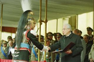 Cerimonia del cambio di denominazione del Comando carabinieri guardie del Presidente della Repubblica in "Reggimento Carabinieri Guardie della Repubblica" e deposizione di una corona d'alloro, da parte del Presidente della Repubblica, sulla Tomba del Milite Ignoto