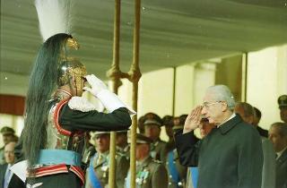 Cerimonia del cambio di denominazione del Comando carabinieri guardie del Presidente della Repubblica in "Reggimento Carabinieri Guardie della Repubblica" e deposizione di una corona d'alloro, da parte del Presidente della Repubblica, sulla Tomba del Milite Ignoto