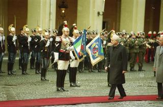 Cerimonia del cambio di denominazione del Comando carabinieri guardie del Presidente della Repubblica in "Reggimento Carabinieri Guardie della Repubblica" e deposizione di una corona d'alloro, da parte del Presidente della Repubblica, sulla Tomba del Milite Ignoto