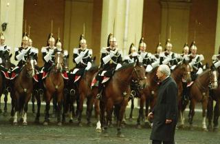 Cerimonia del cambio di denominazione del Comando carabinieri guardie del Presidente della Repubblica in "Reggimento Carabinieri Guardie della Repubblica" e deposizione di una corona d'alloro, da parte del Presidente della Repubblica, sulla Tomba del Milite Ignoto