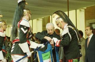 Cerimonia del cambio di denominazione del Comando carabinieri guardie del Presidente della Repubblica in "Reggimento Carabinieri Guardie della Repubblica" e deposizione di una corona d'alloro, da parte del Presidente della Repubblica, sulla Tomba del Milite Ignoto