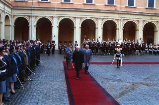 Cerimonia del cambio di denominazione del Comando carabinieri guardie del Presidente della Repubblica in "Reggimento Carabinieri Guardie della Repubblica" e deposizione di una corona d'alloro, da parte del Presidente della Repubblica, sulla Tomba del Milite Ignoto