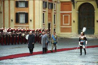 Cerimonia del cambio di denominazione del Comando carabinieri guardie del Presidente della Repubblica in "Reggimento Carabinieri Guardie della Repubblica" e deposizione di una corona d'alloro, da parte del Presidente della Repubblica, sulla Tomba del Milite Ignoto