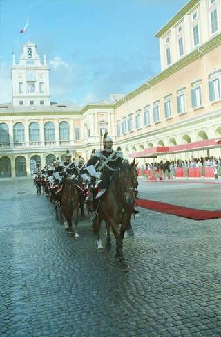 Cerimonia del cambio di denominazione del Comando carabinieri guardie del Presidente della Repubblica in "Reggimento Carabinieri Guardie della Repubblica" e deposizione di una corona d'alloro, da parte del Presidente della Repubblica, sulla Tomba del Milite Ignoto