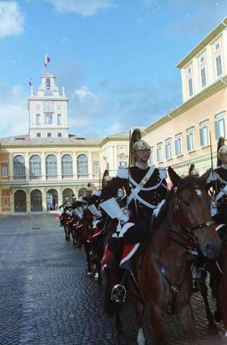 Cerimonia del cambio di denominazione del Comando carabinieri guardie del Presidente della Repubblica in "Reggimento Carabinieri Guardie della Repubblica" e deposizione di una corona d'alloro, da parte del Presidente della Repubblica, sulla Tomba del Milite Ignoto