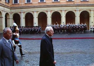 Cerimonia del cambio di denominazione del Comando carabinieri guardie del Presidente della Repubblica in "Reggimento Carabinieri Guardie della Repubblica" e deposizione di una corona d'alloro, da parte del Presidente della Repubblica, sulla Tomba del Milite Ignoto