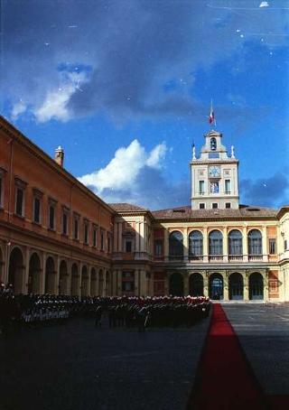 Cerimonia del cambio di denominazione del Comando carabinieri guardie del Presidente della Repubblica in "Reggimento Carabinieri Guardie della Repubblica" e deposizione di una corona d'alloro, da parte del Presidente della Repubblica, sulla Tomba del Milite Ignoto