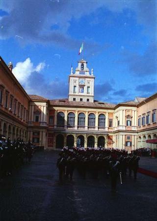 Cerimonia del cambio di denominazione del Comando carabinieri guardie del Presidente della Repubblica in "Reggimento Carabinieri Guardie della Repubblica" e deposizione di una corona d'alloro, da parte del Presidente della Repubblica, sulla Tomba del Milite Ignoto
